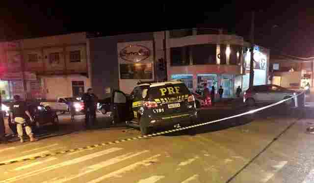 Viatura da PRF colide com carro ao seguir para ocorrência de incêndio em ônibus