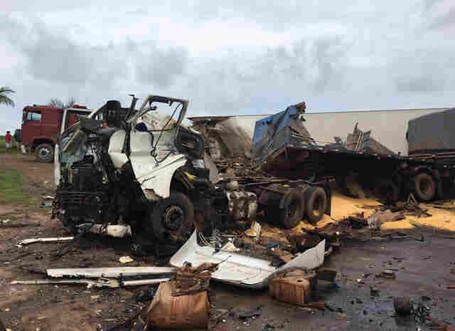 Carretas se envolvem em grave acidente na BR-364; vídeo e fotos