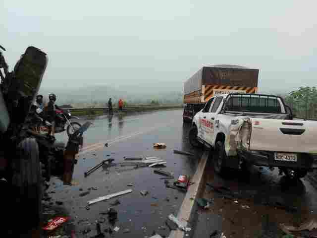 Deputado Léo Moraes e sargento dos bombeiros saem feridos em grave acidente na BR-364; fotos e vídeo