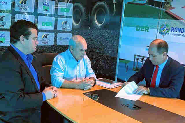 Ezequiel Júnior e prefeito Leomar assinam convênios de R$ 311 mil para Machadinho