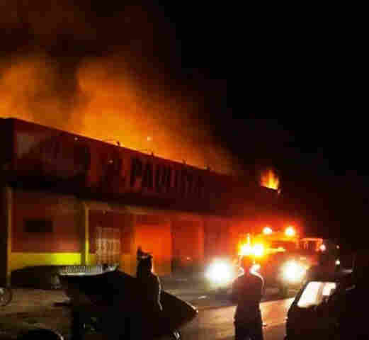 Supermercado recém-inaugurado é destruído pelo fogo
