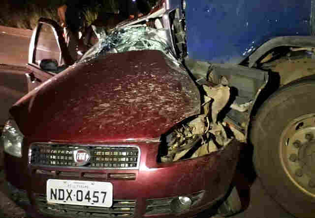 Casal e filha morrem em colisão entre Siena e carreta na BR-364