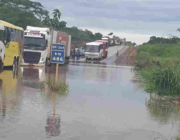 Excesso de chuvas: BR-364 está inundada entre Ariquemes e Jaru