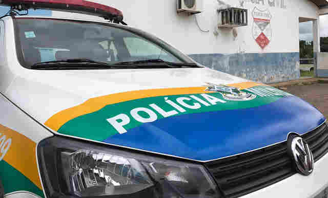 Homem leva várias facadas em bar e é salvo pela irmã