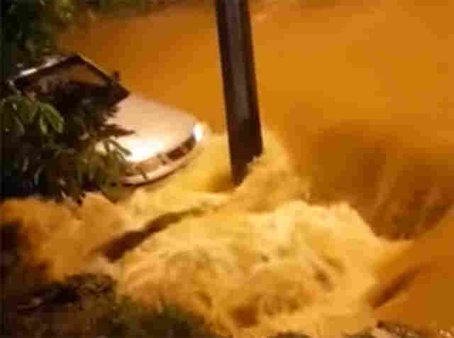 Vídeo: Corpo de Bombeiros socorre homem de dentro de veículo arrastado por enxurrada