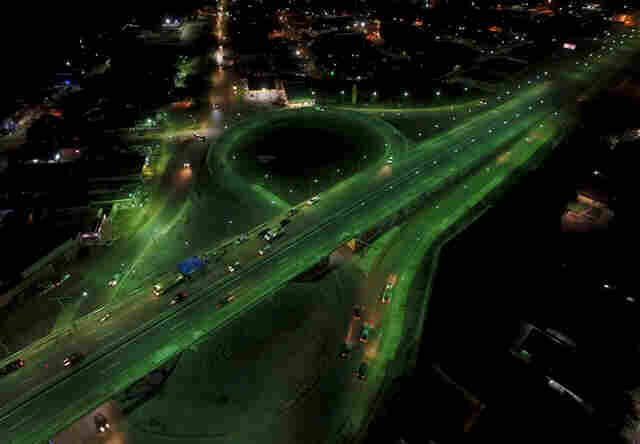 Vândalos danificam iluminação de viaduto e de campo de futebol