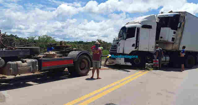 Caminhão carregado com carne tomba na BR-364 a cerca de 20 km de Jaci-Paraná