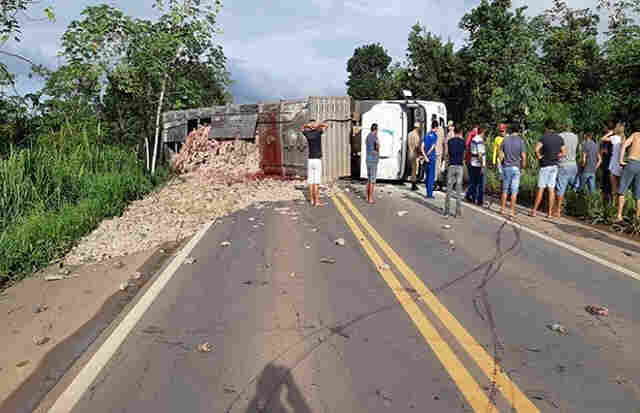 Motorista morre esmagado pela própria carreta na BR-364