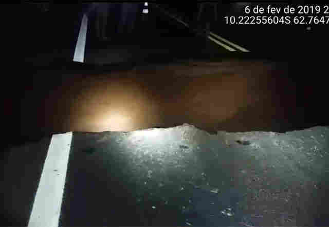 Vídeo mostra situação de trecho de 9 metros que cedeu na BR-364; ainda não existem alternativas