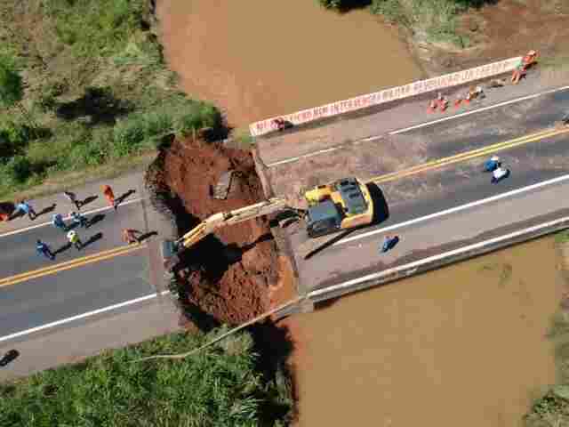 Empresa contratada pelo DNIT já realiza aterramento em trecho que cedeu na BR-364; fotos