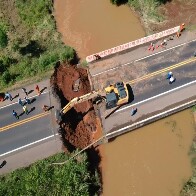 Empresa contratada pelo DNIT já realiza aterramento em trecho que cedeu na BR-364; fotos