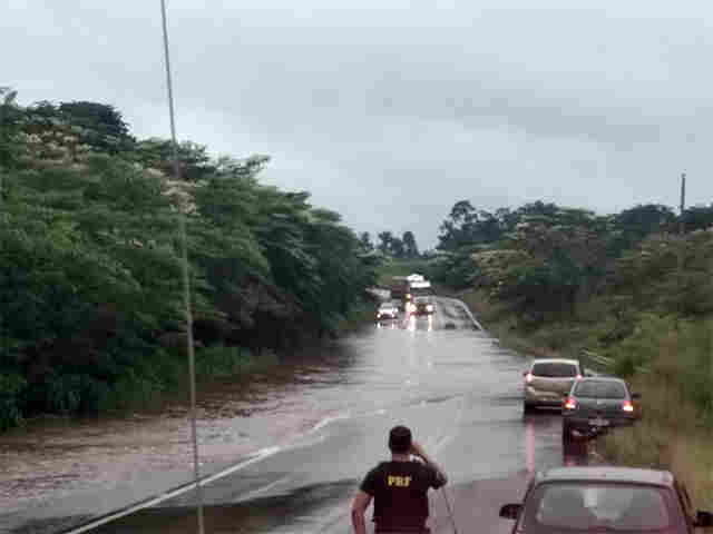 Vídeo: Cheia do Rio Jamari isola Alto Paraíso e pode complicar acesso a outras três cidades