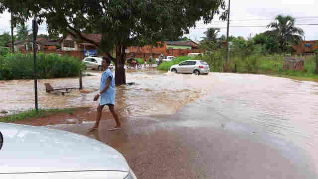 Rio Pirarara transborda e alaga rua de Cacoal; Defesa Civil pede atenção aos motoristas