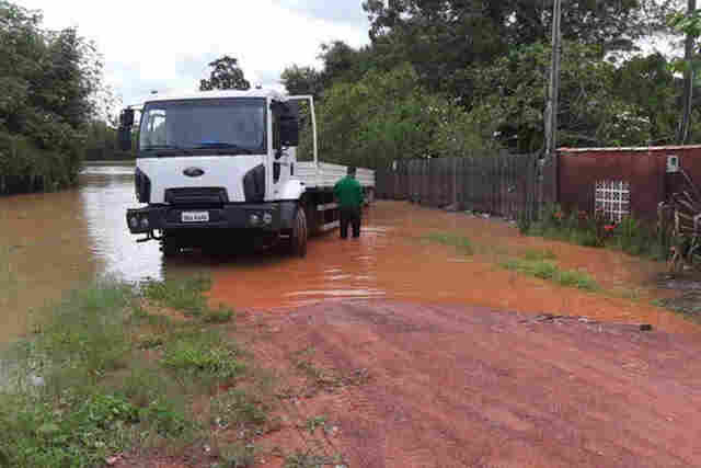 RO-010 fica interditada após Rio Jatuarana transbordar na região de Cacoal