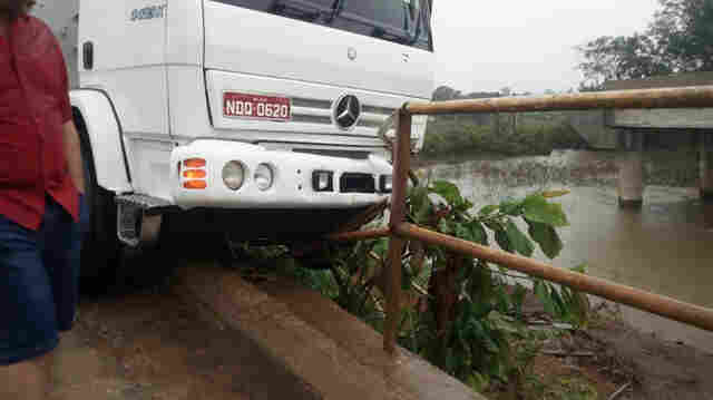 Motorista perde controle da direção de caminhão e bate em cabeceira de ponte