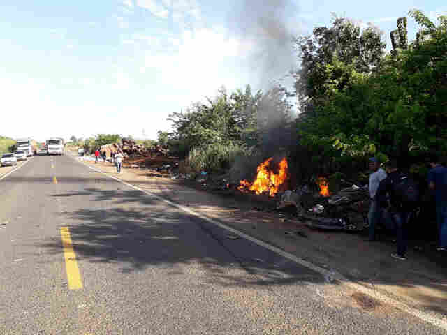 Vídeo: Motorista morre em grave acidente na BR-364; Carro ficou totalmente destruído