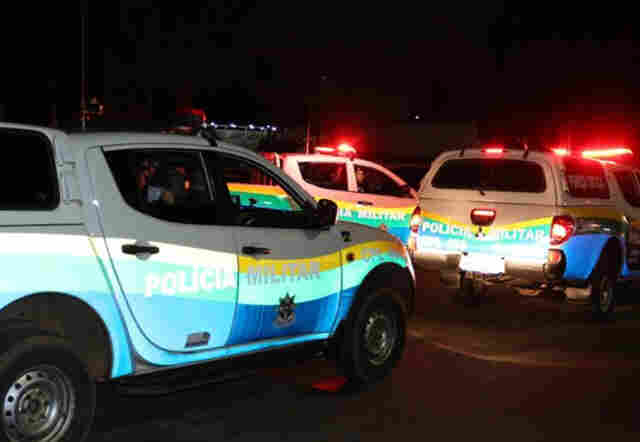 Mulher é atacada com facadas na frente das filhas menores