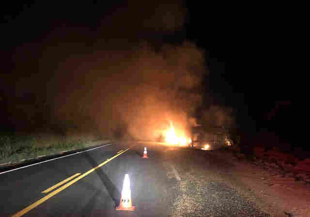 Carreta pega fogo ao tombar na BR-364, em Rondônia