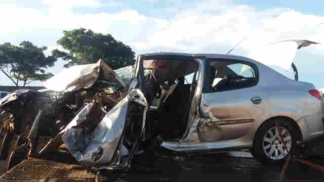 Motorista embriagado colide com carro na BR-364 e fica preso às ferragens