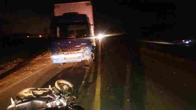 Motociclista morre ao bater em caminhão na BR-364