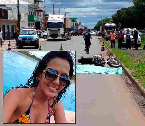 Mulher perde o controle de moto, cai e morre esmagada por carreta