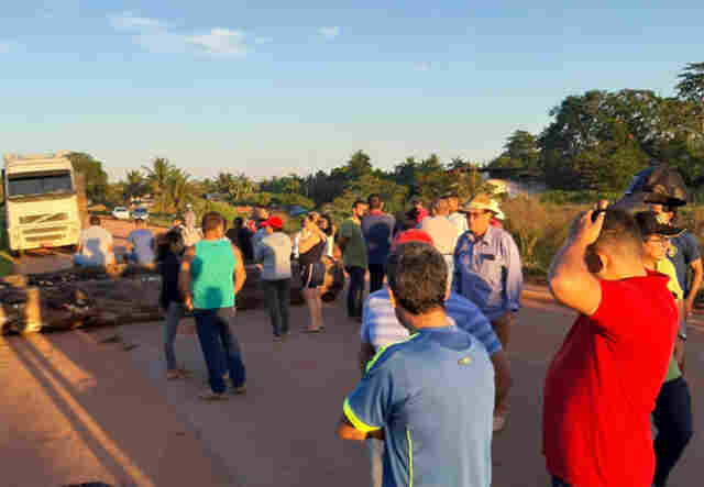 População fecha a BR-364 em Extrema em protesto por retorno de aulas
