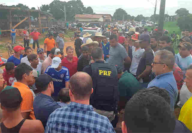 Manifestantes radicalizam e mantém bloqueio em Extrema há mais de 27 horas
