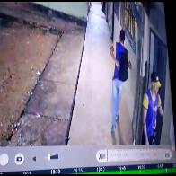 Vídeo: Criminosos invadem escola, fazem arrastão e fogem com mais de 50 celulares