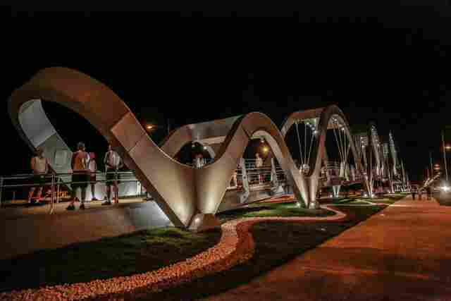 Câmeras flagram mulheres fazendo sexo em brinquedo no Espaço Alternativo