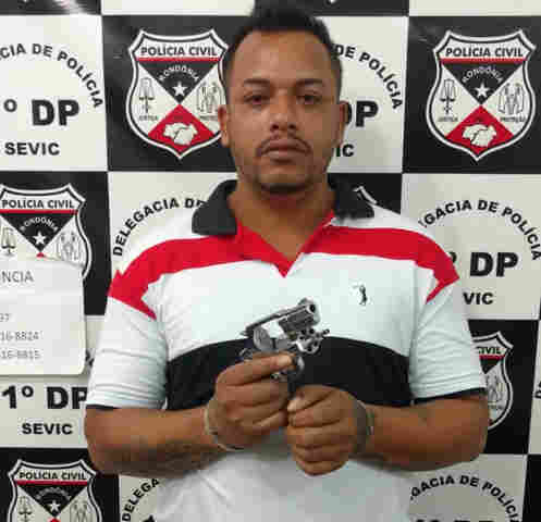 Monitorado por tornozeleira é preso após se exibir com armas em redes sociais na Capital