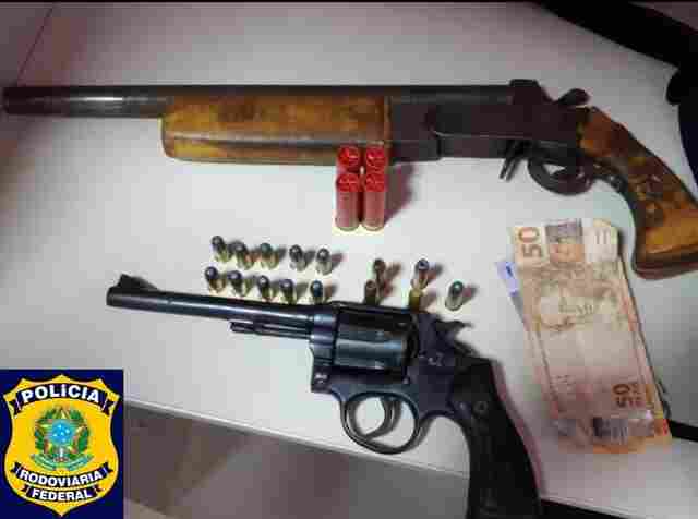 PRF prende jovem com duas armas em táxi