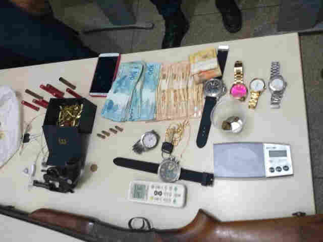 PM prende dupla de assaltantes logo após roubo em residência