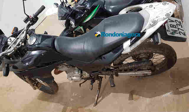 Polícia prende dupla que passeava com moto roubada