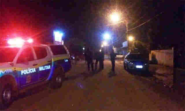 Jovem de 18 anos esfaqueia o próprio pai; Homem tenta evitar crime e também é atacado