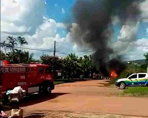 Vídeo: carro usado por criminosos que mataram advogado em Cacoal é incendiado