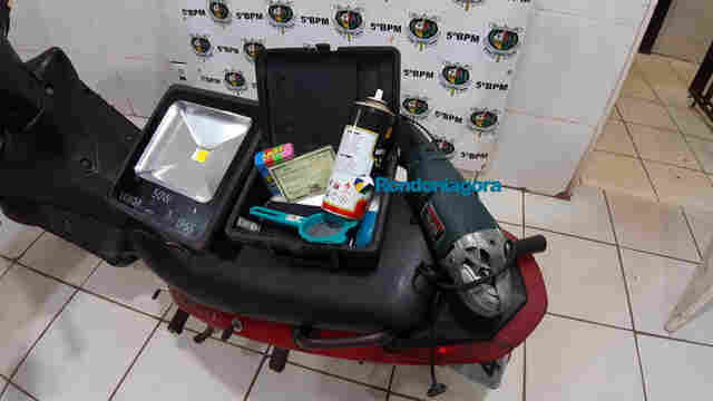 Após denúncia, PM recupera moto roubada e prende suspeito