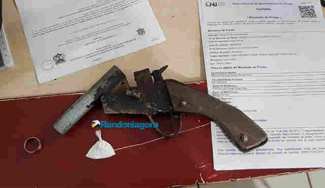 Dois são presos com arma caseira saindo de boca de fumo e confessam assalto, na Capital