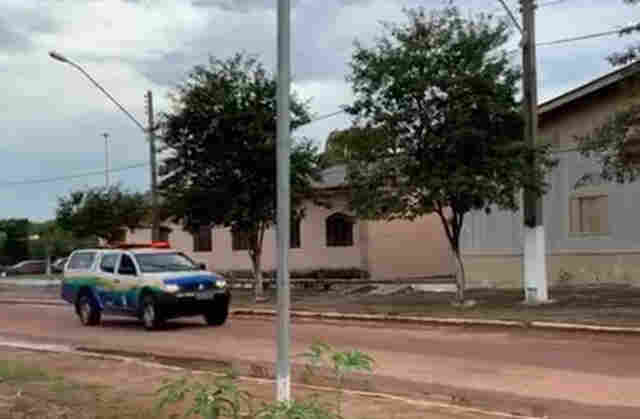 Homem é esfaqueado no peito durante bebedeira; suspeito diz que vítima causou própria lesão