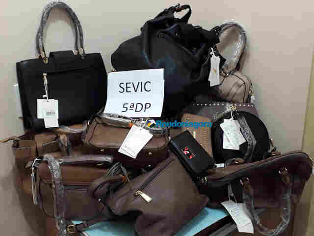 Prostituta recebe bolsas em pagamento por programa e é presa com a irmã ao tentar vendê-las nas redes sociais