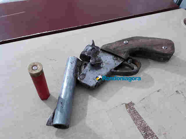 Dupla é presa com arma caseira após perseguição