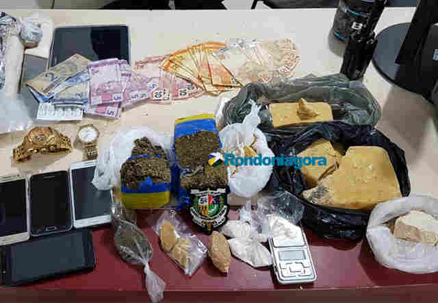 Polícia fecha boca de fumo e apreende mais de 2Kg de drogas; Apenado e mais 4 pessoas são presas