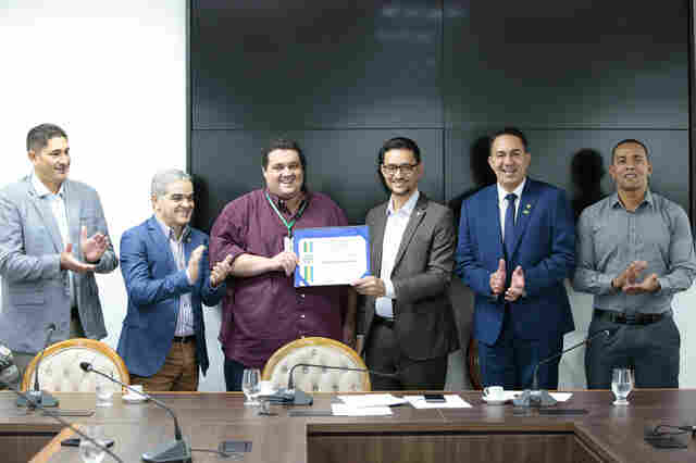 Comissão de Segurança Pública da Assembleia entrega Voto de Louvor ao presidente da Emdur