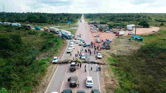 Moradores continuam protestos e BR-425 segue fechada no entroncamento com a BR-364