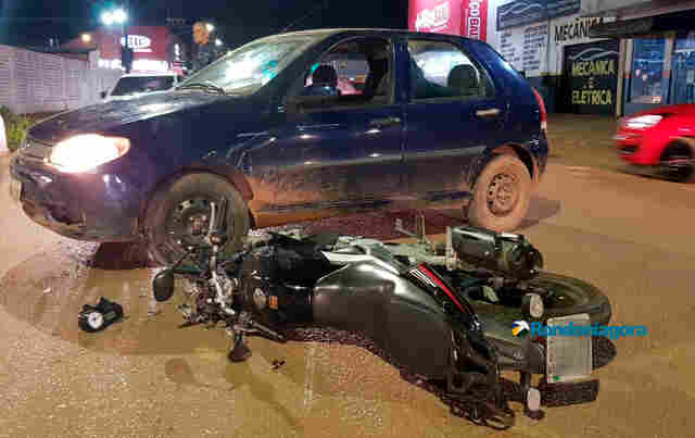 Motociclista fica ferido após colidir em carro na Zona Sul