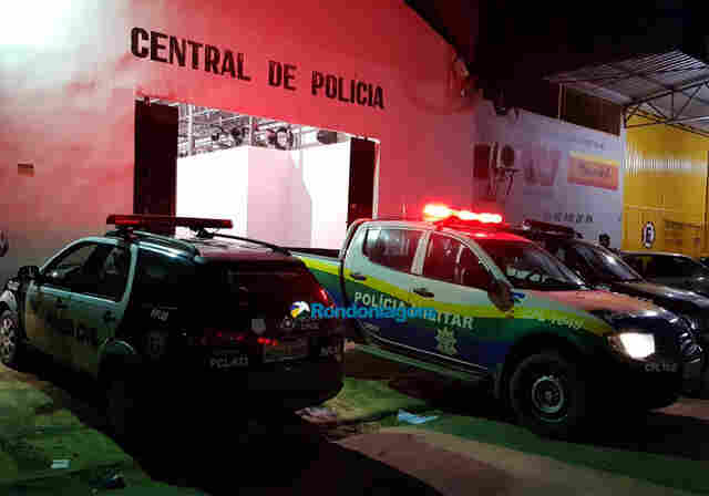 Homem embriagado agride esposa na casa de amigo e desacata policiais