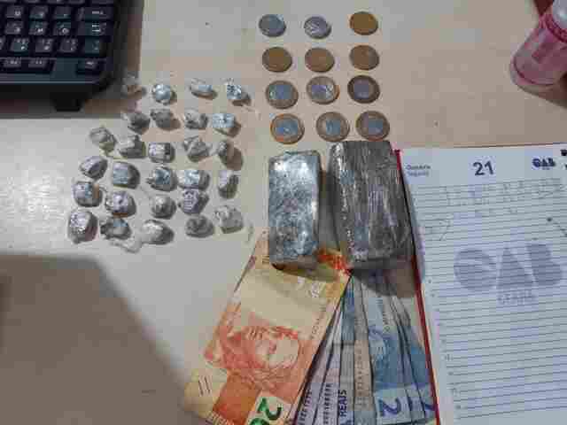 Trio é preso com droga próximo a posto da PM