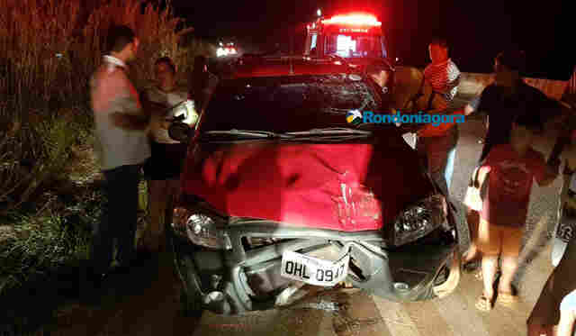 Vídeo: Motorista atropela casal em moto na BR-364, abandonado carro e foge a pé