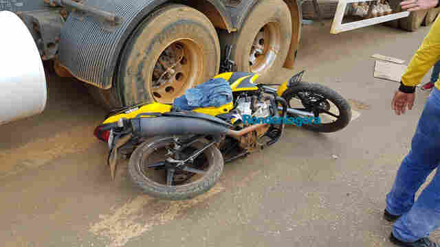 Mototaxista fica preso em roda de carreta carregada de combustível em Porto Velho