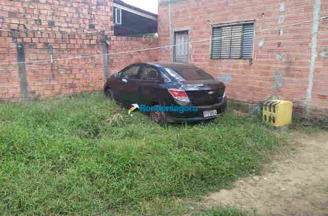 Após denúncia, Polícia prende homem com carro roubado escondido no quintal de casa