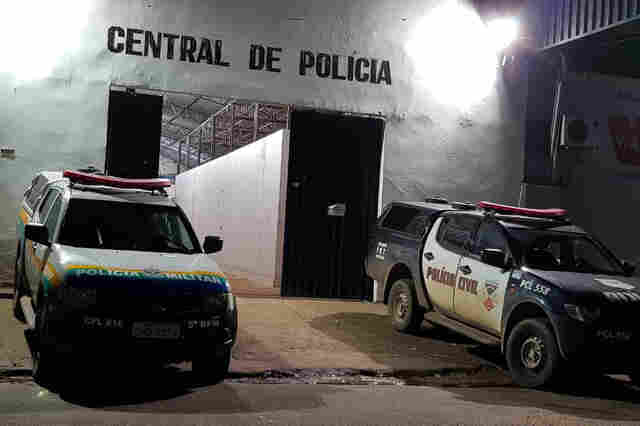 Mãe e filho são presos após agredirem vizinho por causa da venda de um terreno